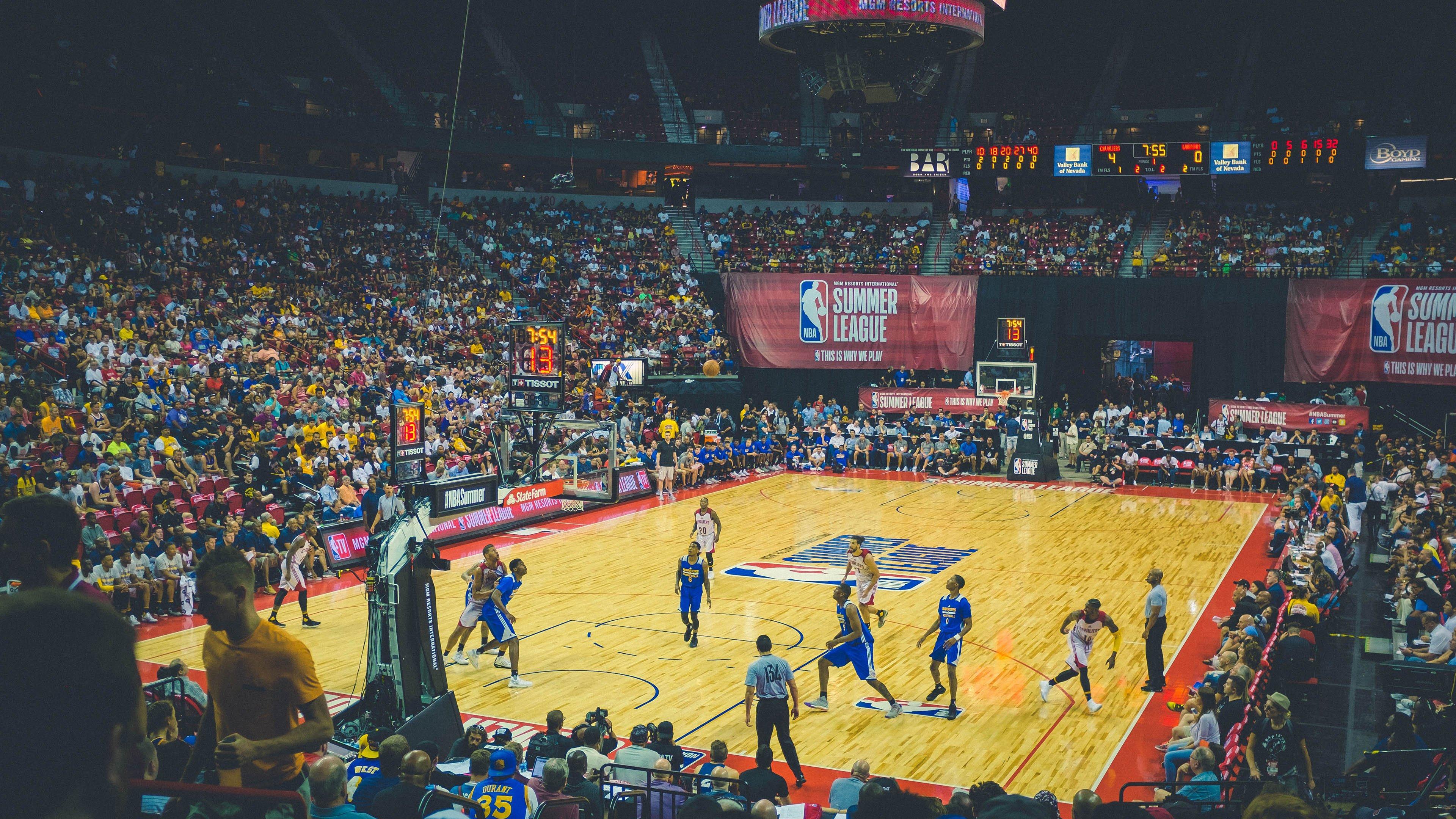 火药味再起!里德与米切罗赛场激烈推搡,冲突升级引发联盟关注