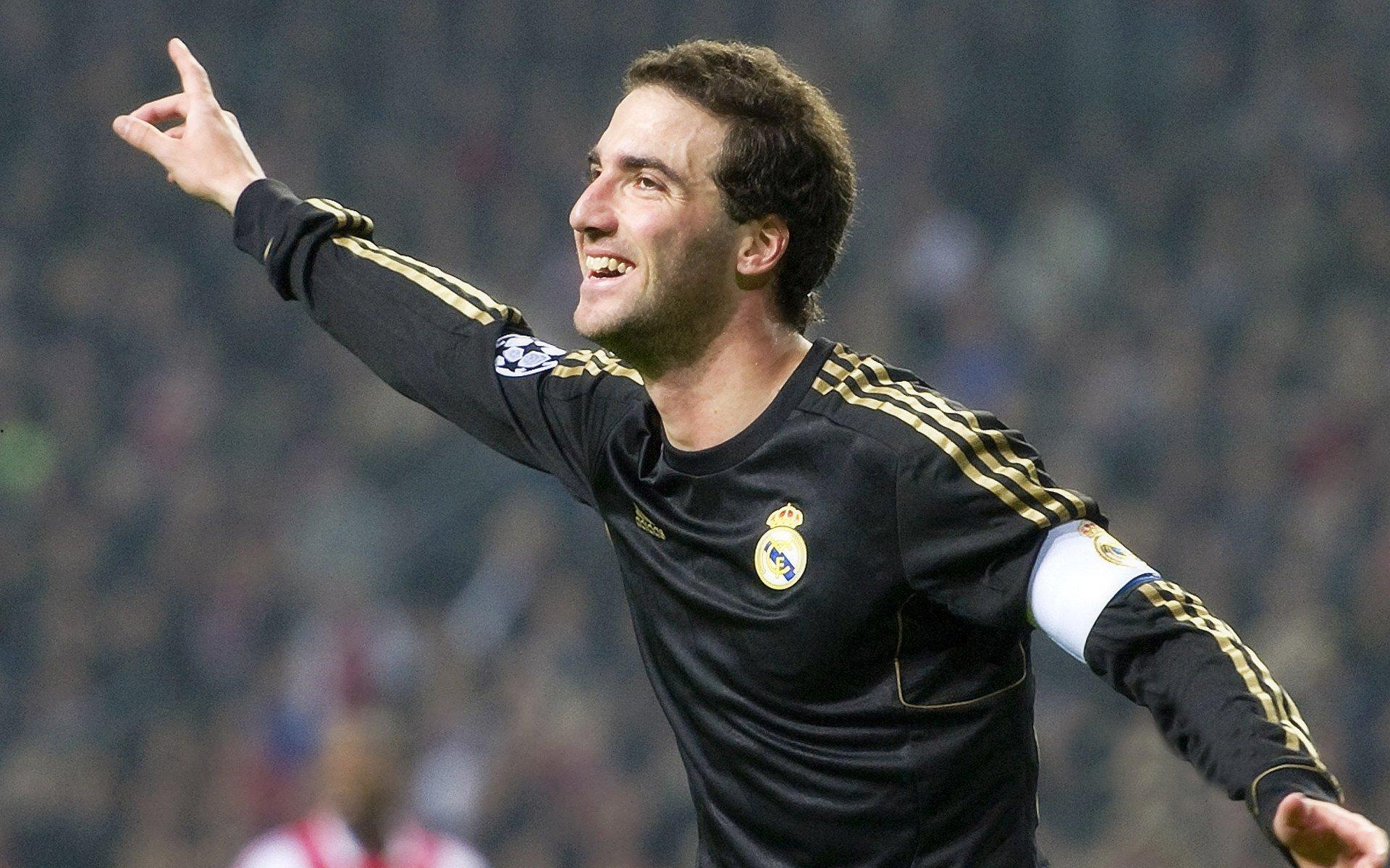 格拉利什社媒晒照引爆网络 与英国传奇歌手罗德-斯图尔特爵士惊喜同框